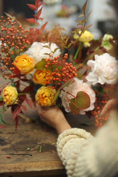 Thanksgiving Flower Arrangements, Journal Autumn, Flowers Basket, Cottage Journal, Thanksgiving Flowers, Thanksgiving Floral, Unique Centerpieces, Floral Centerpiece, Thanksgiving Centerpieces