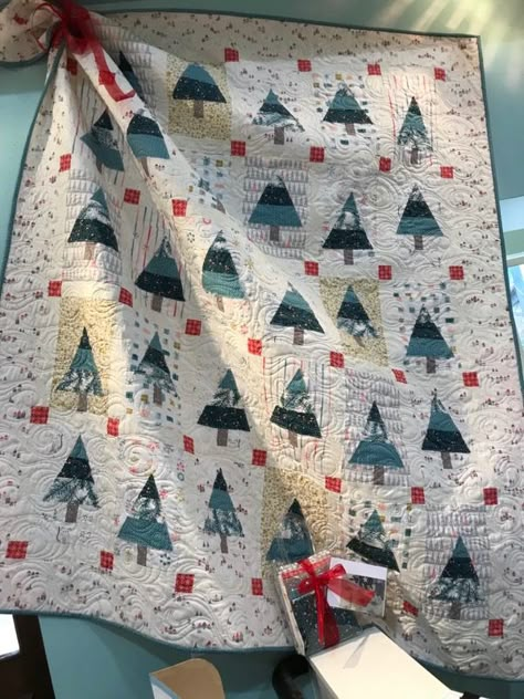 Rustic Pines Quilt | OccasionalPiece--Quilt! Pine Tree Quilt, Winter Pines, Xmas Quilts, Christmas Quilt Ideas, Tree Quilt Pattern, Christmas Quilting Projects, Quilts Christmas, Pine Boughs, Tree Quilts