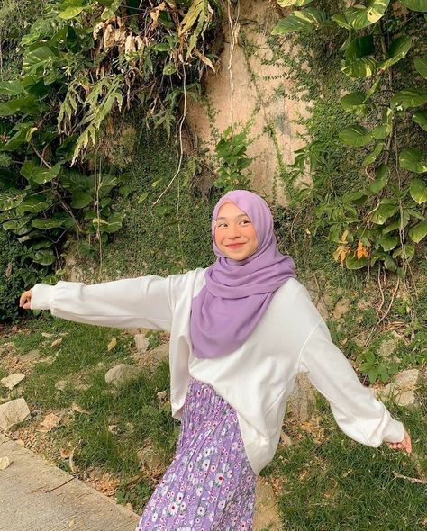 Pose foto hijabers - Gaya kasual wanita - daily ootd - Ootd hijab remaja Aesthetic Hijab, Womens Winter Dresses, Purple Outfit, Skirt Inspiration, Hijab Fashionista, Muslim Fashion Hijab Outfits, Muslim Outfits Casual, Hijab Style Casual, Clothes Korean Style