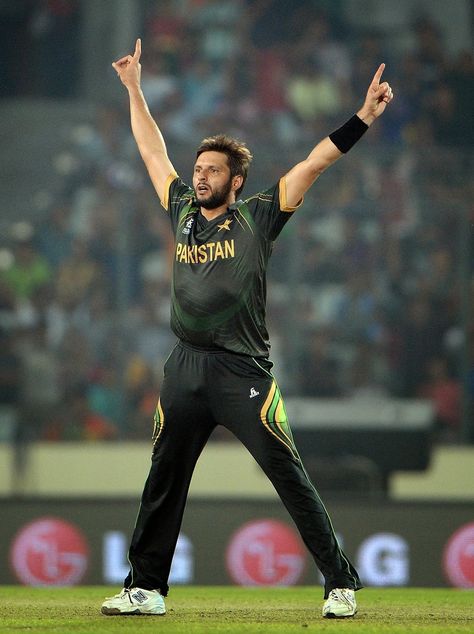 Shahid Afridi HD Wallpapers | HD Pictures of Shahid Afridi - HD Photos Shahid Afridi Hd Wallpaper, Cricket Lover, Shahid Khan, Shahid Afridi, Cricket Players, Green Shirts, Dapper Outfit, Long Hair Images, Cricket Update