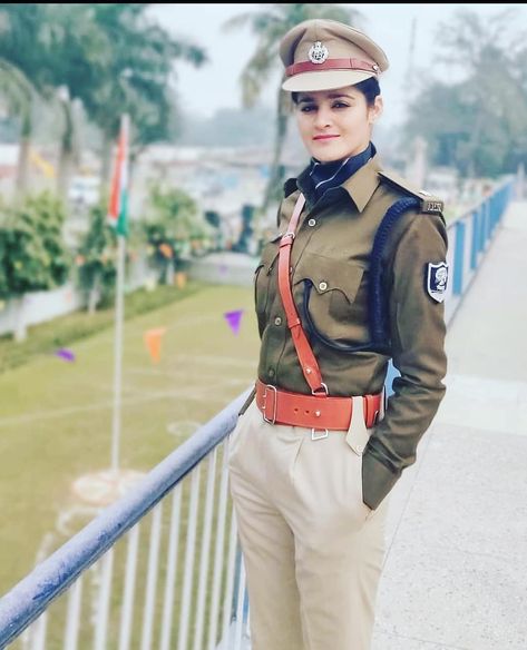 ips navjot simi on Instagram: “Like comment . #lbsnaa #upscsuper30 #thewayofthesuccess #allexampreparation #civilservices #photoshoot #indianarmy #upsc #couplegoals…” Ips Navjot Simi, Ips Officers Lady, Lady Police, Ias Upsc Wallpapers, Upsc Civil Services, Civil Services, Mehndi Simple, Girly Wall Art, Civil Service