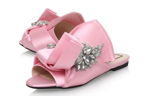 No. 21 Unveils Exclusive Bow Mules For Harrods Pop-Up Shop Sick Shoes, Plastic Sandals, Pretty Flats, Bow Mules, Dragon Princess, Fantastic Shoes, Exclusive Shoes, Shoe Fits, Hot Shoes