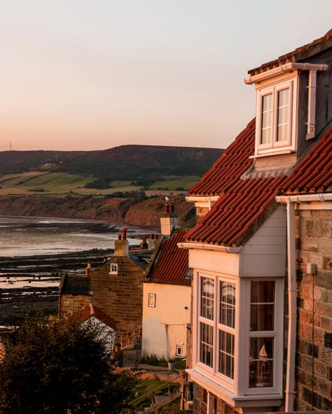 A Cosy Weekend Away in Robin Hood’s Bay. – Tanriverdi Travels Robin Hoods, A Day In Paris, Robin Hoods Bay, Ghost Walk, North York Moors, Italian Lakes, Walking Routes, Picnic Spot, Beautiful Cottages