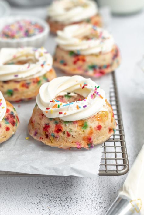 Best Donut Recipe, Donuts With Sprinkles, Donut Icing, Icing Buttercream, Easy Buttercream Frosting, Birthday Donuts, Bagel Cream Cheese, Cookie Cake Birthday, Filled Donuts