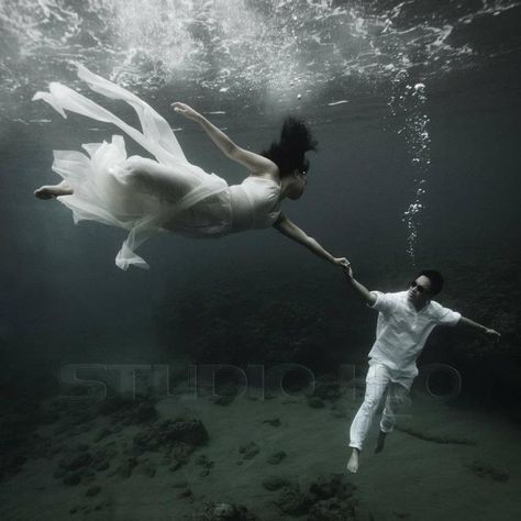 Underwater Maternity Photography, Underwater Wedding, Underwater Photoshoot, Prewedding Ideas, Underwater Portrait, Goddess Of The Sea, Underwater Art, Underwater Photos, Water Photography