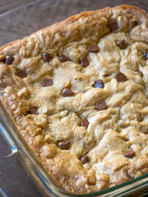 Chocolate Chip Pan Cookies, Pan Cookies, Chocolate Chip Cookie Bars, Dessert Aux Fruits, Bar Recipes, Family Movie, Cookie Bar Recipes, Yummy Sweets, Food Cakes