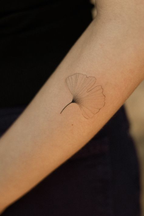 Minimalistic Tattoo Ideas, Minimalistic Tattoo, Botanical Tattoo, Minimalist Tattoos, Tattoo Feminina, Discreet Tattoos, Ginkgo Biloba, Tattoo Placement, Beauty Tattoos