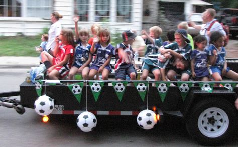 Love the green pennant with soccer balls on it. With a soccer net and all the kids riding. Soccer Parade Float Ideas, Soccer Team Ideas, Float Parade Ideas, Soccer Basics, Highschool Soccer, Soccer Signs, Parade Float Ideas, Soccer Events, Soccer Ideas