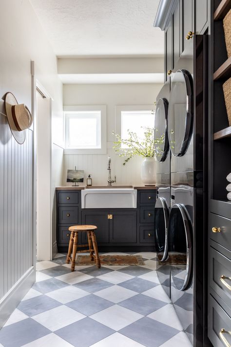 Laundry Storage Ideas, Laundry Storage Cabinet, Laundry Storage Room, Laundry Room Farmhouse, Laundry Room/mudroom, Mudroom Laundry, Laundry Room/mud Room, Laundry Room Wallpaper, Mudroom Laundry Room