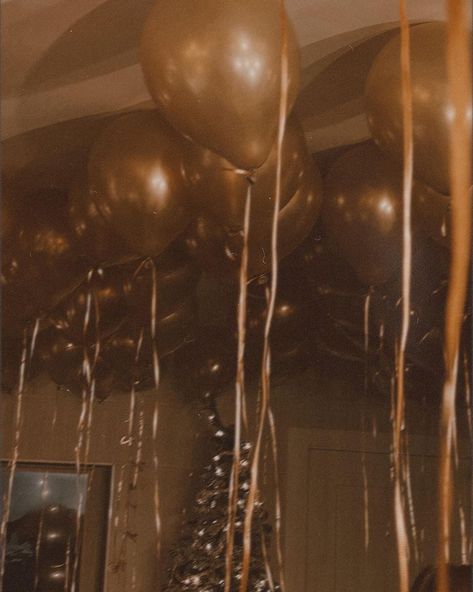 Old Hollywood New Years Eve, Taylor Swift Nye Party, Gold Balloons Aesthetic, New Years Eve Party Aesthetic, New Year’s Eve Aesthetic, 21st Aesthetic, Aesthetic Penthouse, New Years Vibes, New Years Eve Aesthetic