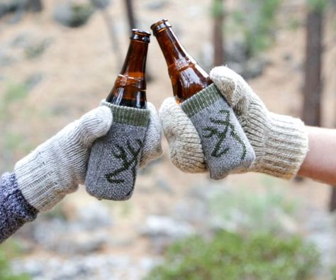 Make your own Beer Koozie Mittens - that hold your beer for you! Beer Koozie, Beer Cozy, Weather Projects, Beer Koozies, Diy Beer, Friends Drinks, Beer Party, Gifts For Beer Lovers, Wool Mittens