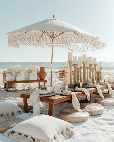 Beach Business Ideas, Beach Theme Backyard, Wedding Rugs, Beach Setup, Beach Picnic Party, Outdoor Beach Decor, Boho Garden Party, Picnic Dinner, Do It Alone