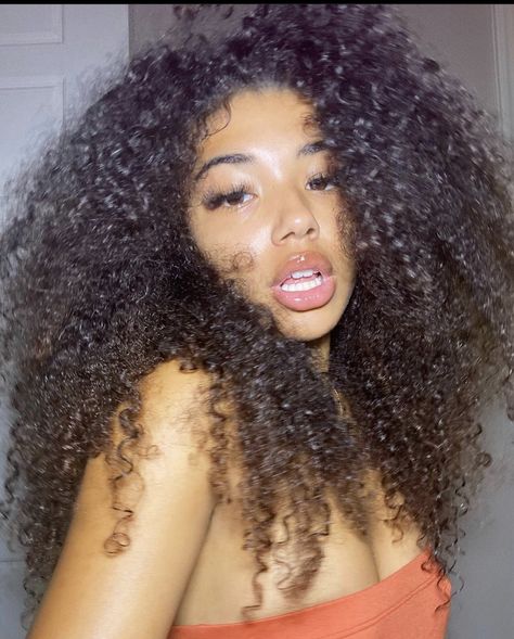 Beautiful girl with big curly hair Black Curly Hair Black Women, Brown Wavy Hair, 3c Hair, Nba Youngboy, Black Curly Hair, Curly Girl Hairstyles, Different Hairstyles, Curly Girl, Brown Skin