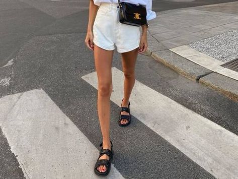 17 Outfits to Wear With Chunky Sandals | Who What Wear Cute Sandals Outfit, Sandals Outfit Black Women, Sandles Outfit, Dad Sandals Outfit, Outfits With Sandals, Cute Jean Outfits, Chunky Sandals Outfit, Black Sandals Outfit, Sandal Outfits