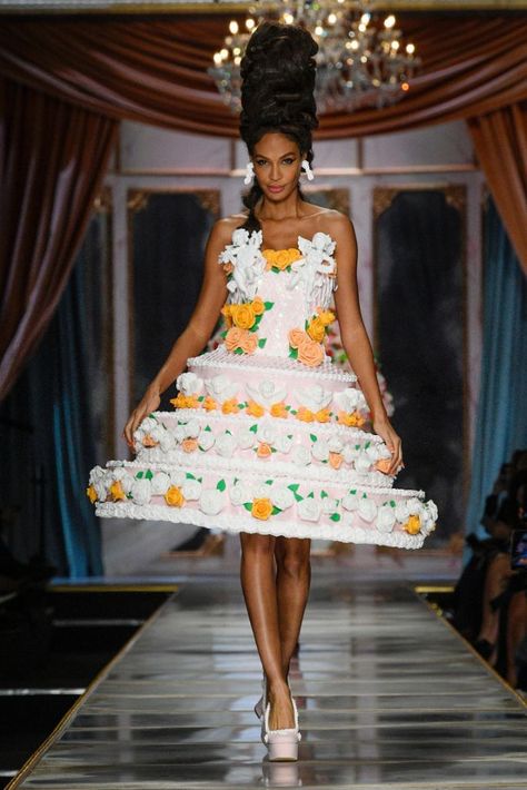 Moschino Cake, Moschino 2020, White House Christmas Decorations, White House Christmas, Cake Dress, Collection Couture, Mode Chanel, Musica Rock, Best Pajamas