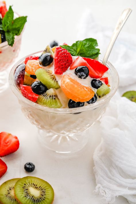 Fruit Salad Ice Cream, Fruit Salad With Ice Cream, Ice Cream With Fruit, Homemade Fruit Salad, Ice Cream Healthy, Cups Recipes, Summer Fruit Salad, Dessert Cups Recipes, Fruit Ice Cream