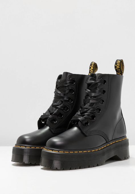 Dc Martens, Dr Martens Platform, Dr Martens Outfit, Heart Fashion, Combat Boot, Platform Ankle Boots, Shoe Closet, Goth Outfits, Lace Up Ankle Boots