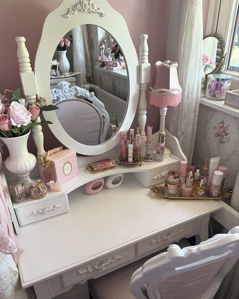 a little girly girl dump 💕✨🤍🌸💕✨🤍🌸💕✨🤍🌸 girly, pink aesthetic, princesscore, modern princess, parisian style, english style, cottagecore, shabby chic, preppy, classy, blair waldorf, gossip girl, romantic, hyperfeminine, dollette, coquette, bridgerton, balletcore, accessories, vanity, room, spring, summer, loveshackfancy Girly Pink Aesthetic, Blair Waldorf Gossip Girl, Dollette Coquette, Dream Bedroom Inspiration, Pink Vanity, Modern Princess, Princess Room, Pretty Bedroom, Cozy Room Decor