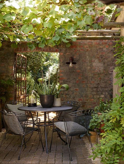 Garden Sitting Areas, Small Courtyard Gardens, Courtyard Gardens Design, A Secret Garden, Front Courtyard, Cottage Garden Design, Small Courtyards, Outdoor Rugs Patio, Home Landscaping