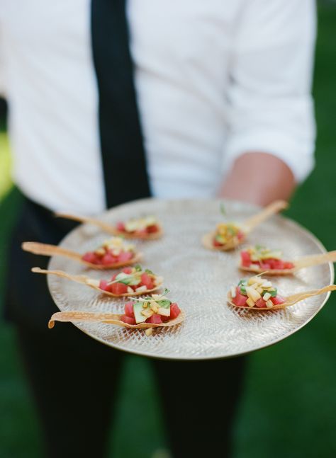 Wonton Spoons Mini Appetizers On A Spoon, Appetizers Served On Spoons, Italian Passed Appetizers, Italian Cocktail Hour Food, Gala Food Ideas, Ahi Tuna Bites, Spoon Appetizers, Gourmet Wedding Food, Wedding Cocktail Hour Food