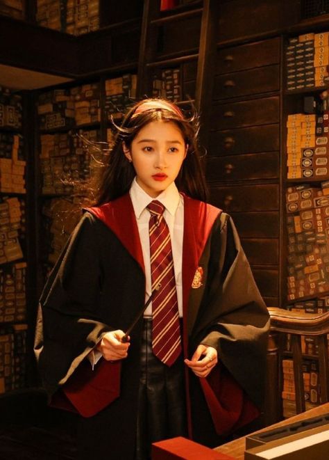 Harry Potter School Uniform, Slytherin Uniform Female, Movie Character Cosplay, Harry Potter Uniform, Gryffindor Uniform, Uniform Aesthetic, Gryffindor Outfit, Harry Potter Rpg, Hogwarts Uniform