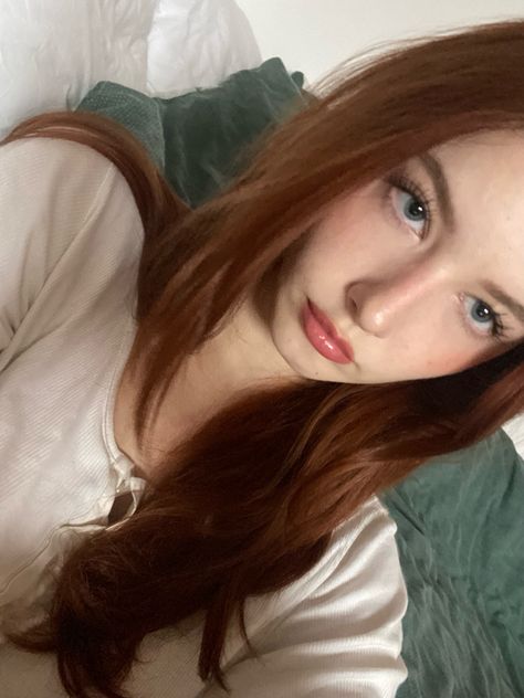 selfie red hair makeup inspo me pretty girls girl polish hair style inspo cute aesthetic room forest green Light Auburn Hair, Cherry Red Hair, Natural Red Hair, Hair Color Auburn, Ginger Girls, Auburn Hair, Orange Hair, Ginger Hair, Aesthetic Hair