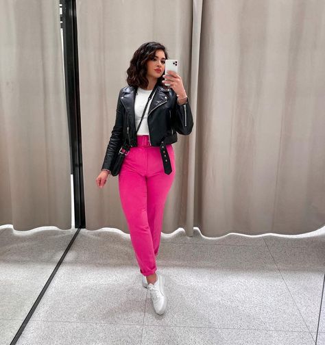 A L I C I A on Instagram: “Weekend vibes 💞 #ootd Jacket and shirt: @zara Pants: @sheinofficial Shoes: @puma Purse: @rebeccaminkoff” Puma Cilia Outfit, Ootd Jacket, Zara Pink Ankle-length Pants, Outfits Con Jeans, Pants Outfit Casual, University Outfit, Shoes Puma, Zara Pants, Outfit Mujer