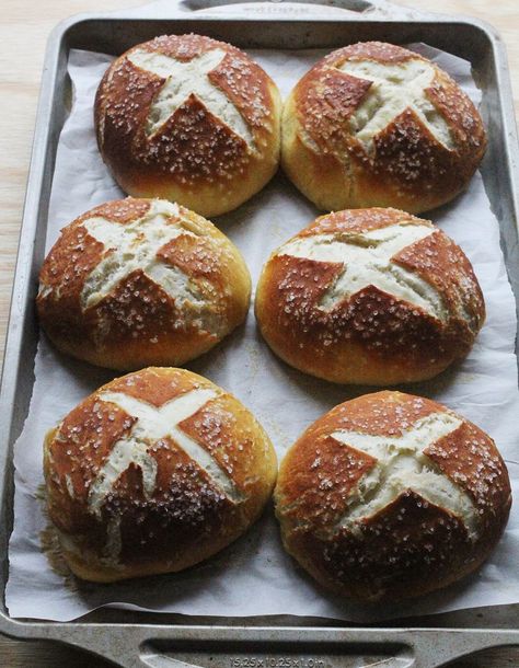 How to make pretzel bread bowls (for soup!) Homemade Pretzel, Heart Baking, Pretzel Bread, Christmas Meal, Elsie Larson, Pane Dolce, Homemade Pretzels, Culinary Art, Bread Making