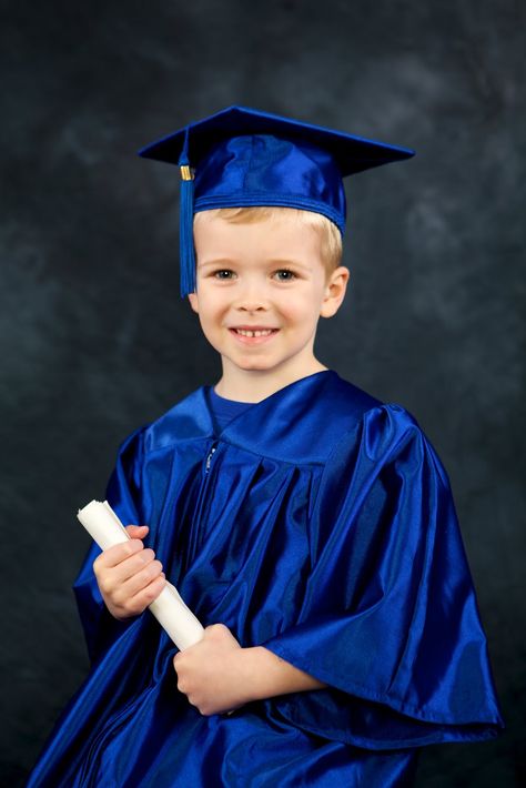 4-Ever-Photos of Indiana Blog: Preschool Graduation Pictures 2011 Preschool Graduation Pictures, Kindergarten Graduation Pictures, Kindergarten Graduation Ideas, Family Photoshoot Ideas, Family Photos With Baby, Pre K Graduation, Kids Graduation, Graduation Gown, Graduation Balloons