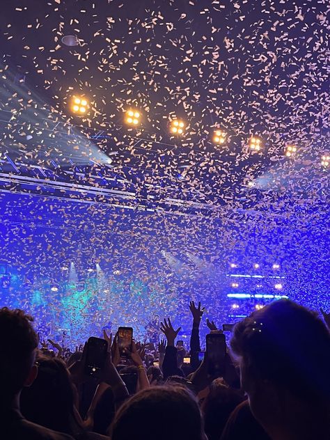 #aesthetic #concert #confetti #blue #concertphotography Concert Confetti, Aesthetic Concert, Concert Crowd, Aesthetics Tumblr, Concert Aesthetic, Concert Fits, Concert Photography, Festival Vibes, Crossed Fingers