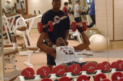 Kobe Bryant of the USA Basketball Men's Senior National Team works... News Photo - Getty Images Kobe Bryant Workout, Usa Basketball, Pro Athletes, Basketball Training, Athlete Workout, Workout Guide, Bench Press, Nba Players, Weights Workout