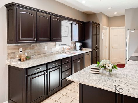 It's True, Not Everyone Wants White Kitchen Cabinets! Brown Cupboards Kitchen, Cheap Backsplash, Espresso Kitchen Cabinets, Best Kitchen Colors, Kitchen Cabinet Color Ideas, Espresso Cabinets, Dark Brown Cabinets, Espresso Kitchen, Brown Kitchen Cabinets