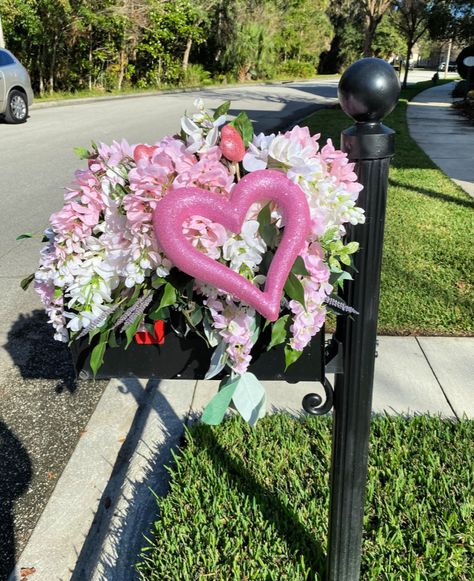 A Valentine Mailbox Decoration - Celebrate & Decorate Mailbox Decorating Ideas, Black Fireplaces, Diy Kissing Ball, Mailbox Decorations, Mailbox Swags, Mailbox Swag, Valentines Day Diy, Chalk Paint Makeover, Chandelier Makeover