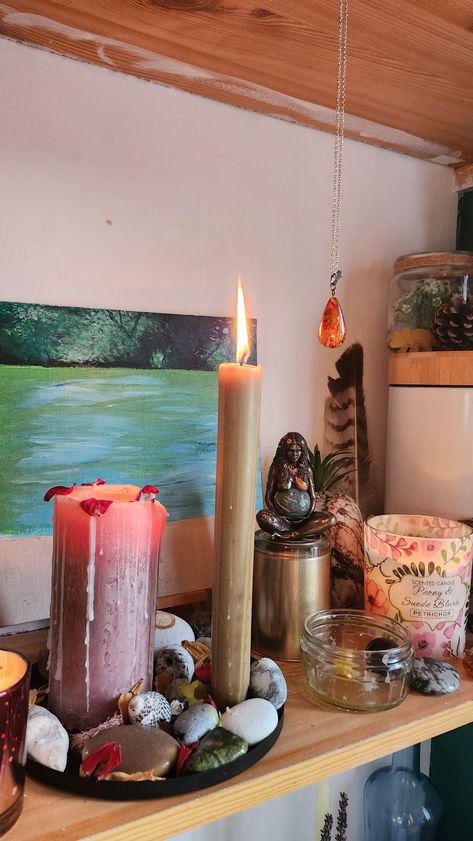 Altar autel gaia nature pierre hellensime sorcellerie terre mère Gaia Altar, Paganism Aesthetic, Witchcraft Stuff, Spiritual Ideas, Spiritual Room, Green Witchcraft, Pagan Altar, Red Room, Pagan Witch