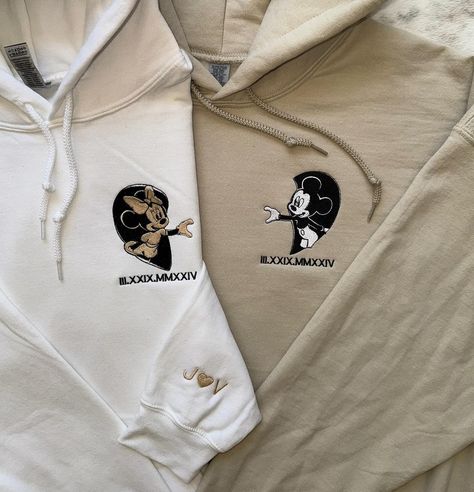 If they sent this to you, they wanna get matching hoodies🤭💕 Which set are you wearing with ur partner/ bestie?🌷 This gift is something they will wear forever & when they wear it they’ll be reminded of how much love & appreciation you have for them🫶🏼 SHOP NOW~Link in bio<3 ~~ #anniversary #anniversarygift #gift #embroiderymachine #embroidery #custominitials #asmr #embroideryasmr #SmallBusiness #bfgiftideas #gfgiftideas #boyfriendgiftideas #girlfriendgiftideas #matchingcouplesoutfits #mat... 3 Anniversary, Disney Prints, Hand Embroidery Letters, Matching Hoodies For Couples, Cute Tshirt Designs, Matching Hoodies, Bf Gifts, Disney Things, 7 Seconds