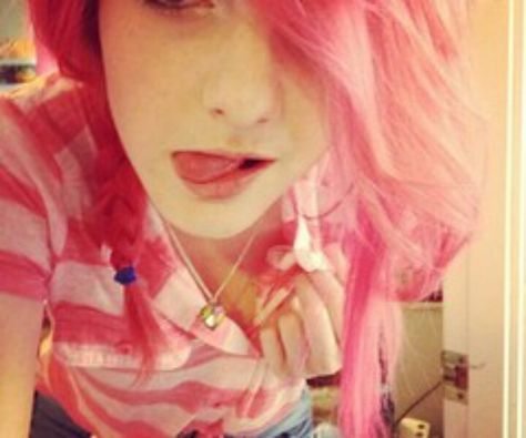 Light Pink Hair, Favorite Youtubers, Scene Emo, Scene Hair, Profile Pics, Brunette Hair, Cute Pink, Pink Hair, Her Hair