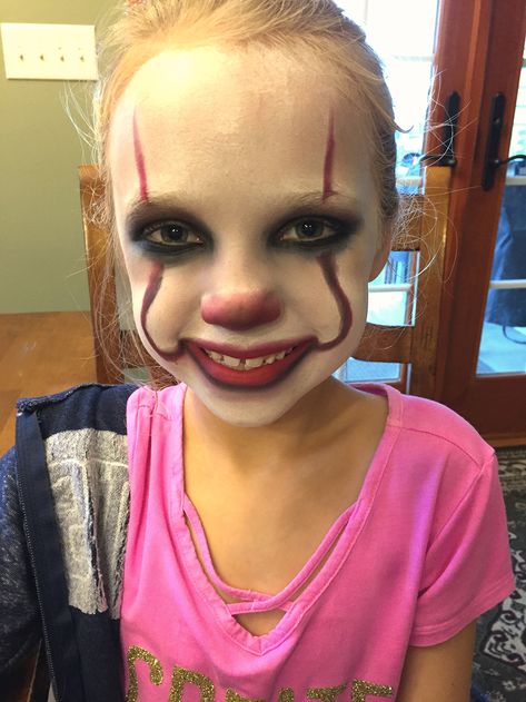 Kid Clown Makeup Girl, Pennywise Makeup Girl Kid, It Face Paint Clown, Kids Creepy Clown Makeup, Kids Pennywise Makeup, Kids Clown Face Paint, Kids Scary Clown Makeup, Penny Wise Face Paint, Scary Face Paint Easy