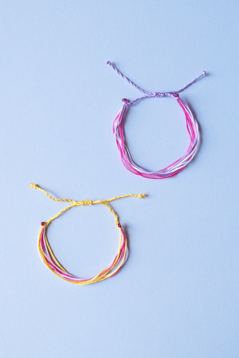 How To Make String Bracelets, How To Make Friendship Bracelets, Pura Vida Bracelets Diy, Bracelets String, String Friendship Bracelets, Diy Bracelets With String, String Bracelets, Friendship Bracelets Tutorial, Pura Vida Bracelets