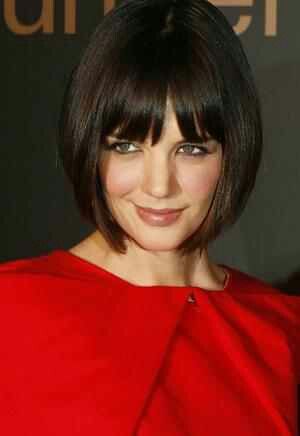 Short bob with bangs Katie Holmes Bob, Katie Holmes Hair, Short Straight Bob Hairstyles, Hair Middle Part, Ținute Business Casual, Isabella Rossellini, Bob Hairstyles For Thick, Bob Hairstyles With Bangs, Chin Length Bob