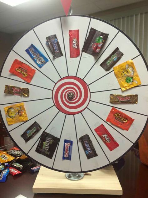 Candy prize wheel!  Would be fun to have other types of prizes on the wheel - love this idea for Primaries!! Permainan Kerjasama Tim, Fall Festival Games, Fete Ideas, Prize Wheel, Diy Carnival, Fall Carnival, Festival Games, Spring Carnival, School Carnival