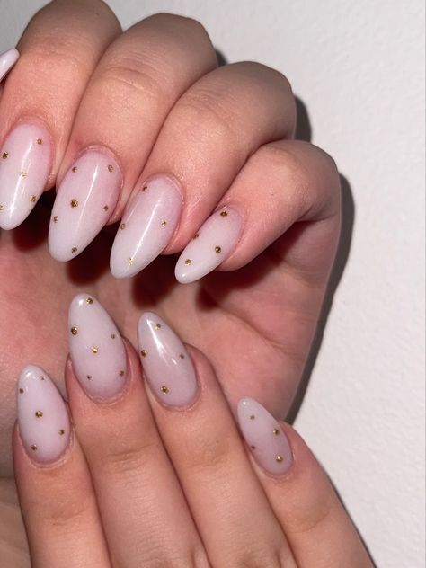 Pearl Dot Nails, Chrome Dot Nails, Gold Dot Nails, White Nails With Dots, Gold Polka Dot Nails, Nails With Gold Details, White Polka Dot Nails, White Short Nails, Grad Nails