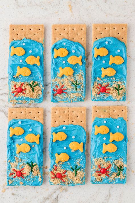 Ocean Graham Cracker Snacks | Ocean Theme Snacks, Ocean Snacks, Graham Cracker Snacks, Blue Snacks, Theme Snack, Kids Food Crafts, Blue Frosting, Beach Candy, Goldfish Crackers