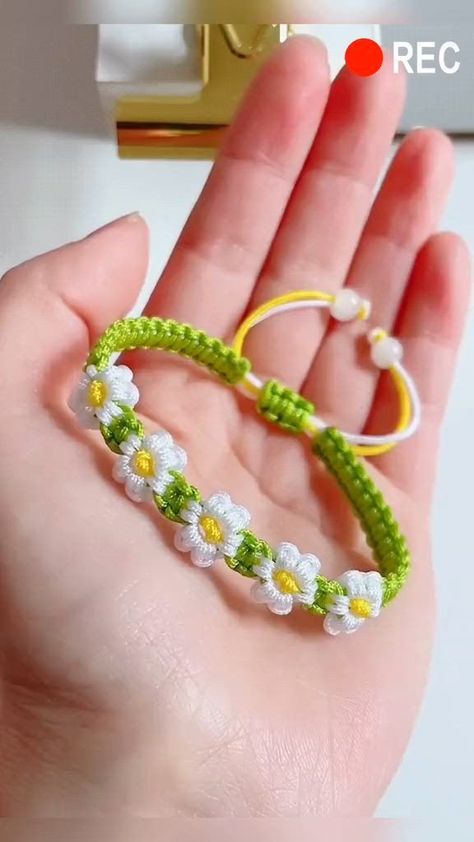 Projek Mengait, Bracelet Making Tutorial, Simpul Makrame, Diy Bracelets With String, Kraf Kertas, Ankle Bracelets Diy, Diy Friendship Bracelets Tutorial, Braided Bracelet Diy, Friendship Bracelet Patterns Easy