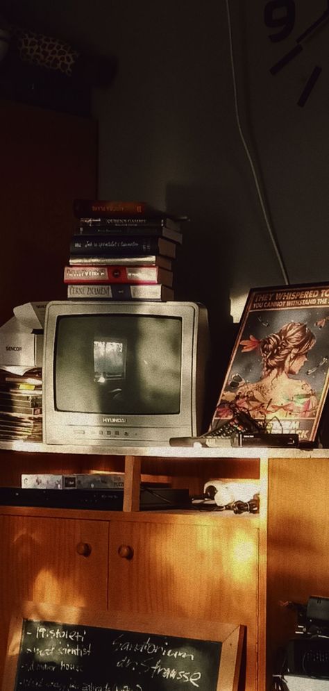 Old TV, books on top of it, framed picture next to it, on a cupboard Old Tv Aesthetic Wallpaper, Sitcom Aesthetic, Vintage Room Aesthetic, 2000 Aesthetic, Tv Static, Nostalgia Aesthetic, Tv In Bedroom, Old Room, Foto Vintage