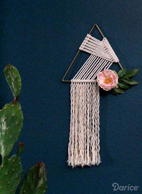 Beginner Friendly DIY Macrame Projects - Wonder Forest Makramee Tutorial, Diy Macrame Wall Hanging, Simpul Makrame, Simple Macrame, Diy Projects Gifts, Makramee Diy, Triangle Wall, Macrame Wall Hanging Diy, Macrame Wall Hanging Patterns