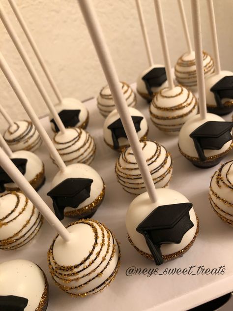 Graduation cake pops class of 2018 Instagram neys.sweet.treats Graduation Deserts, Cake Pop Ideas, Graduation Cake Pops, Dessert Table Graduation, Graduation Cake Designs, Tårta Design, Graduation Party Desserts, Graduation Treats, Graduation Food