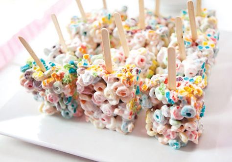 Fruit Loop Treats on a Stick! Fruit Loop Treats, Pancake Birthday, Pancake Party, Pancakes And Pajamas, Breakfast Party, Cereal Treats, Party Hostess, Cereal Bars, Sugar Cookie Frosting