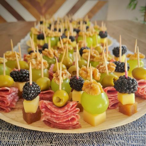 Brochetas de salami con aceituna, gouda con uva verde y nuez. Y ate con queso y blackberry Charcuterie Appetizers, Fruit Smoothie Recipes Healthy, Deli Food, Party Food Platters, Party Finger Foods, Fruit Smoothie Recipes, Food Platters, Smoothie Recipes Healthy, Fruit Smoothies