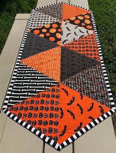 Halloween Sewing Projects, Halloween Quilt Patterns, Quilted Table Runners Christmas, Halloween Table Runner, Table Halloween, Table Topper Patterns, Patchwork Table Runner, Halloween Sewing, Halloween Table Runners