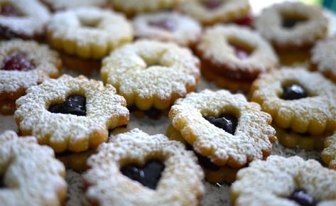 “Spitzbuebe” are my favorite Swiss Christmas cookies, and here’s the recipe via @newlyswissed Swiss Cookies, Swiss Desserts, Anise Cookie Recipe, Switzerland Food, Swiss Christmas, Christmas Trays, Swiss Cuisine, Swiss Food, Anise Cookies